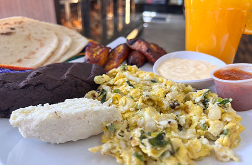 Cachitos Huevos en Torta con Cebolla